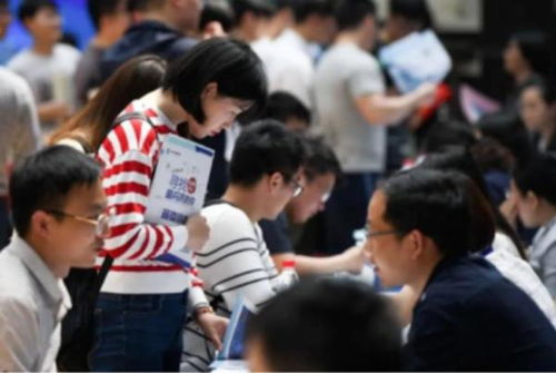 從海歸到“海草” 140萬留學投資與月薪4000的現實反差